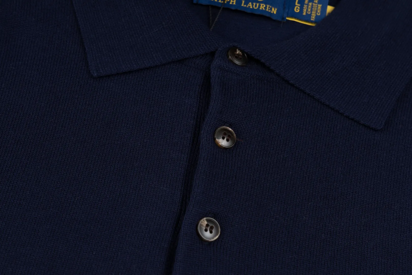P206 Style number: R07 Ralph Lauren knitted pony embroidered lapel polo shirt three-button pullover open chest long-sleeved sweater. Official website synchronized. Same style for men and women. Classic cotton yarn. 100% white cotton. High-quality goods. Classic style has always been very popular! The workmanship details are very good! The simple lapel polo pullover sweater is always the standard, with classic brand embroidery on the chest! All major stars have the same style! Best for couples. High quality goods! Xinjiang cotton micro-elastic and smooth fabric is of great quality. Pure cotton is soft and skin-friendly. Color #White Blue Gray Dark Gray Khaki Military Green Navy White Label Navy Blue Red Label Black Red Label Black White Label Pink Size#S M L